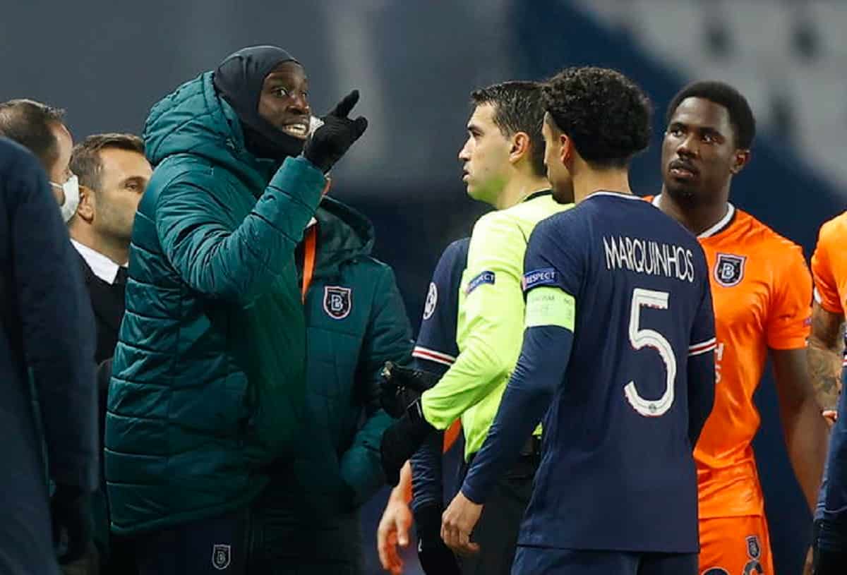 Psg-Basaksehir interrotta per razzismo del quarto uomo. "Negro" Webo, calciatori lasciano il campo
