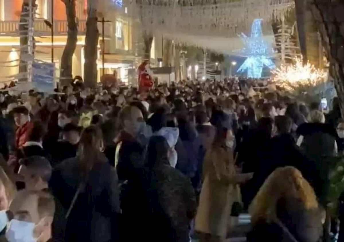 Vieste, l'audio di Natale in filodiffusione diventa a luci rosse: gli hacker beffano il Comune