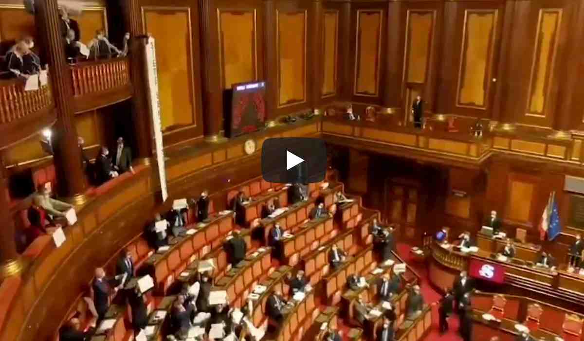 Dl Sicurezza, rissa al Senato con fischi e striscioni della Lega. Feriti il questore De Poli e un commesso