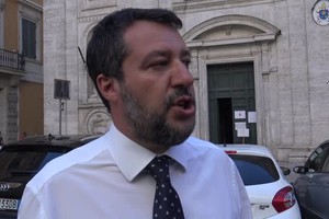 Salvini e il non libro con le pagine bianche, il più venduto su Amazon, scherzo o trucco di promozione?