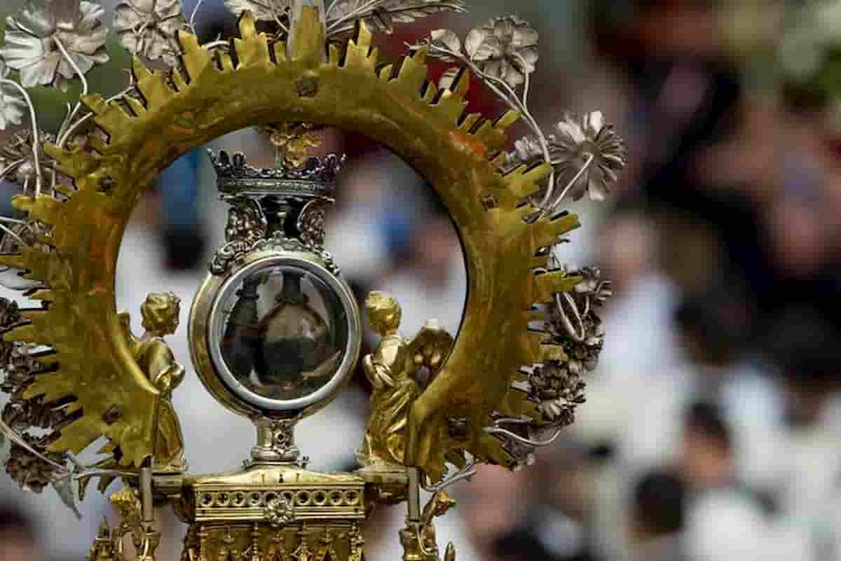 San Gennaro preoccupato anche lui, negazionista da lassù non lo fa