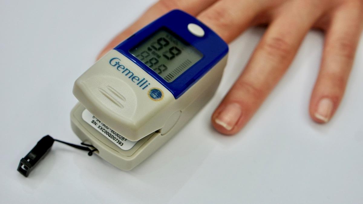 Saturimetro, cosa è e come si usa: perché è importante per chi ha problemi respiratori e per il Covid