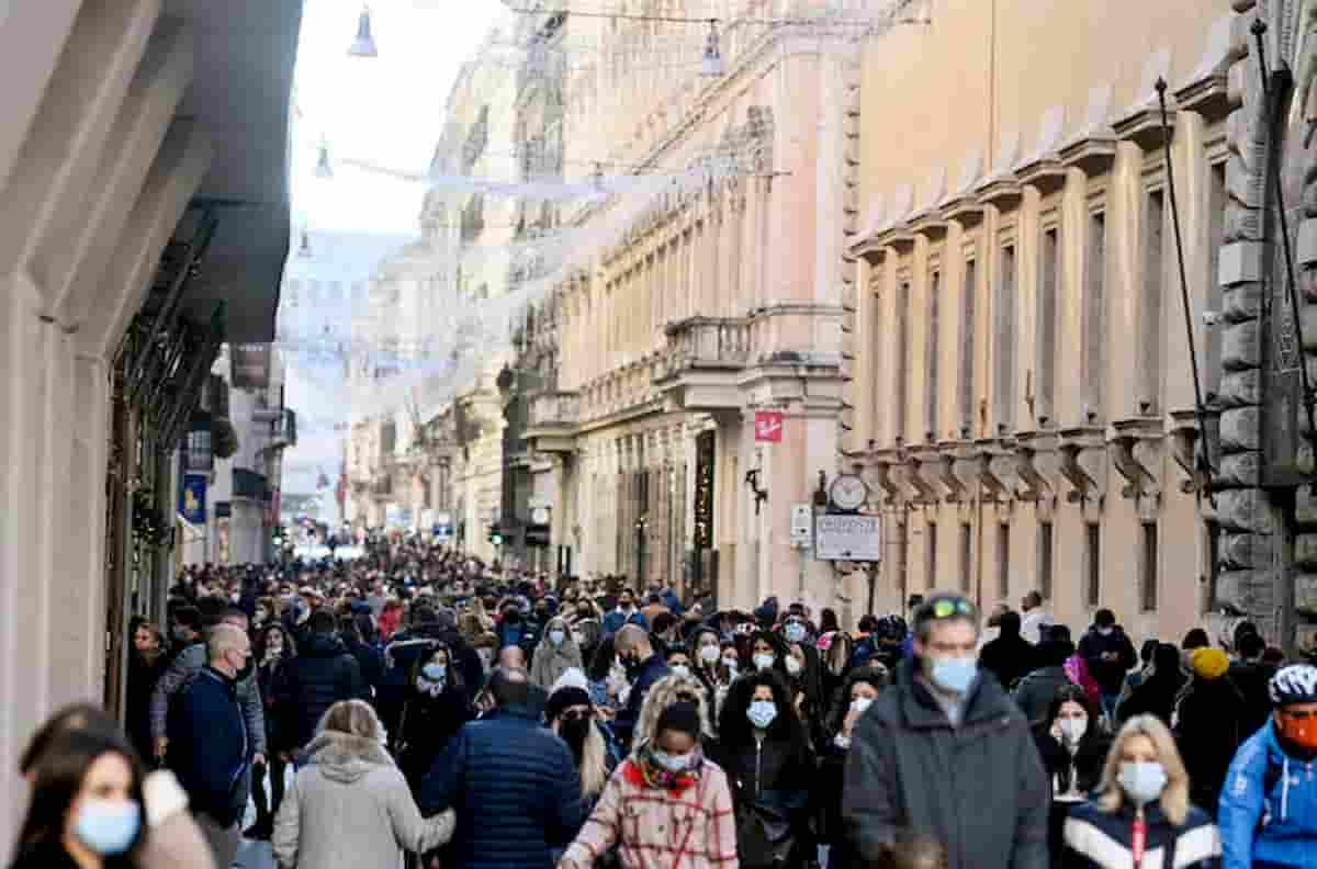 Regole Covid per il weekend del "tutti in giro": check point nelle stazioni, vie a numero chiuso