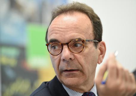 Netflix italiana? Quattro soldi all'italiana. Pasticcetto al peperoncino, il Chili di Parisi. Ma c'è già la Rai