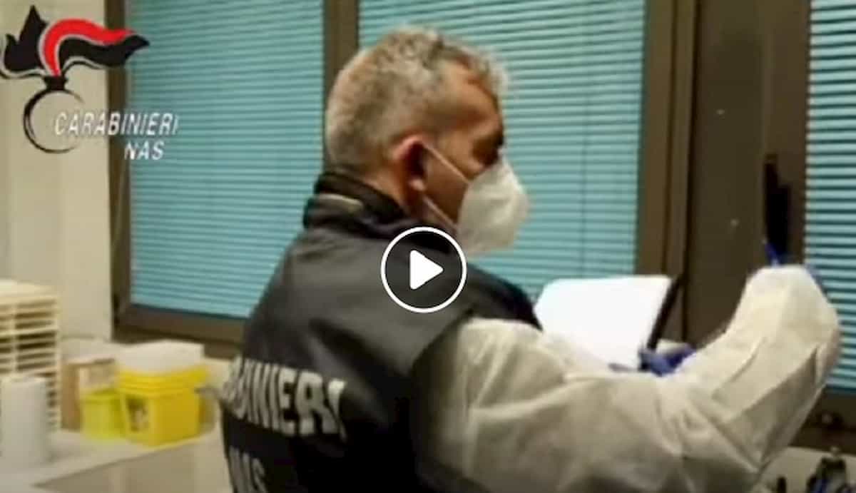 Tamponi, scandalo centri analisi: reagenti scaduti e non comunicavano alla Asl i risultati