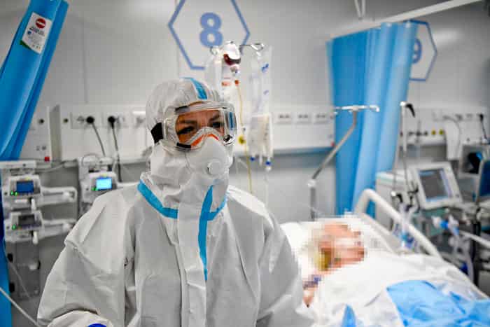 Adesivo giallo sulla bara