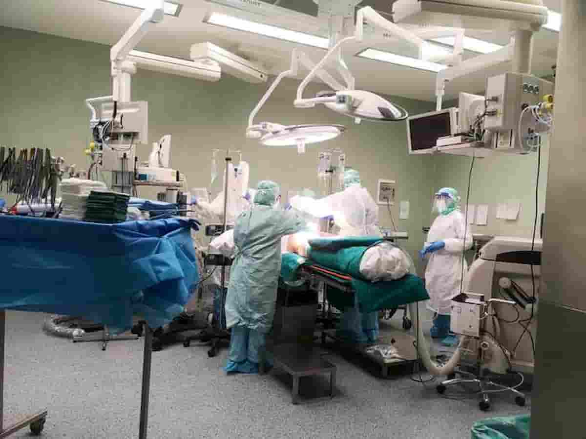 Trapianto di fegato tra due positivi al Covid: a Torino primo caso al mondo (riuscito con successo)