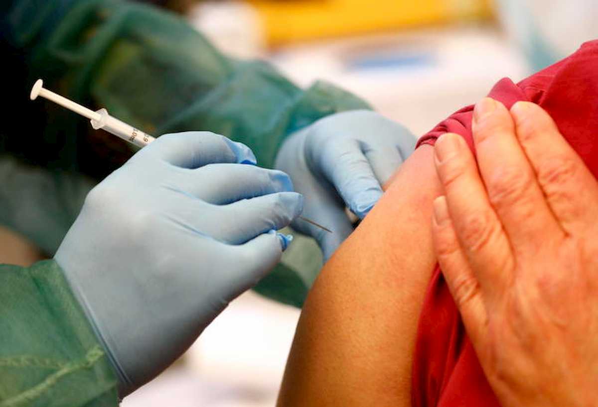 Vaccino, contrari e/o esitanti. Aspettarli, convincerli, non forzarli. Fino a rimetterci la pelle?