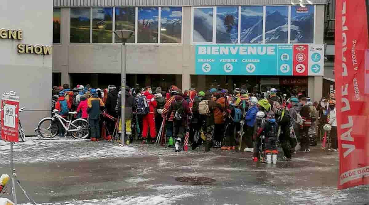 Verbier (Svizzera), sciatori ammassati per entrare in funivia FOTO Assembramenti neve in stile prima ondata