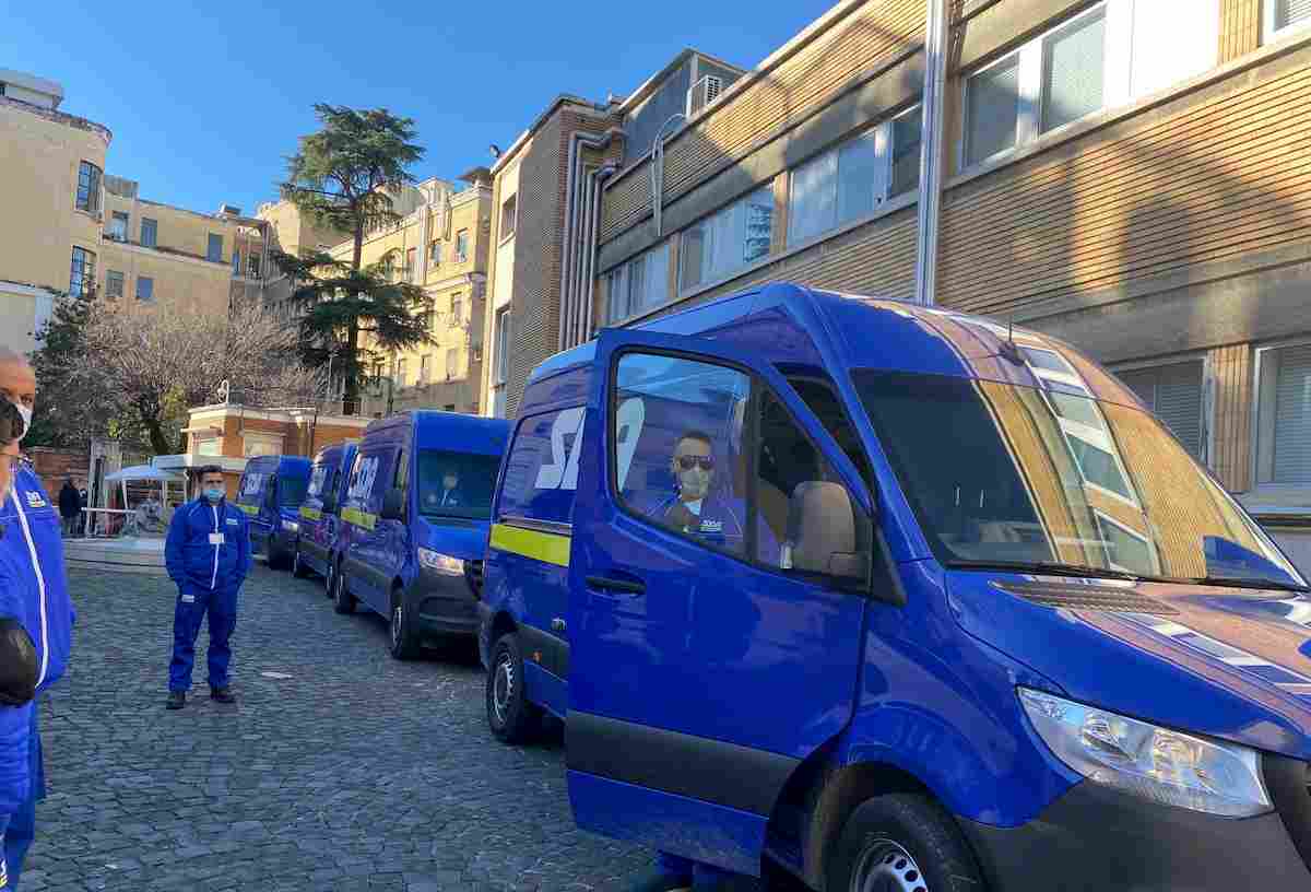 Poste Italiane distribuirà il vaccino Moderna con il corriere espresso Sda: pronti 40 furgoni celle frigo