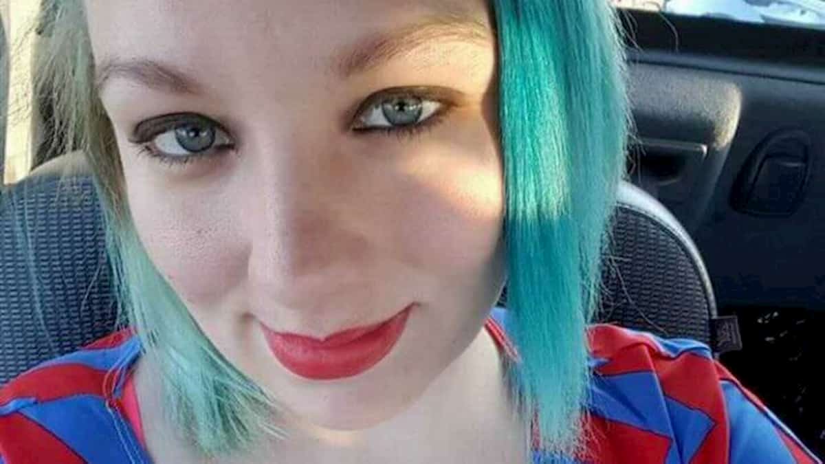 Lonna Wells licenziata cameriera attrice a luci rosse