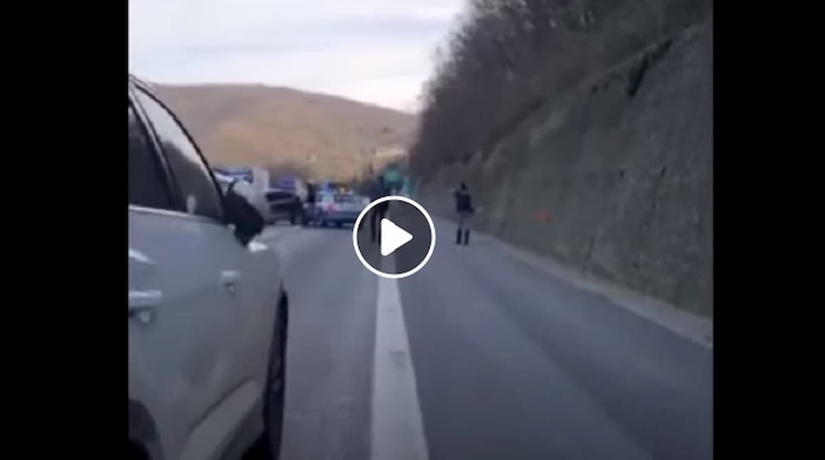Sparatoria A1: auto contromano prova a fuggire, colpi di pistola della Polizia Stradale contro le ruote VIDEO