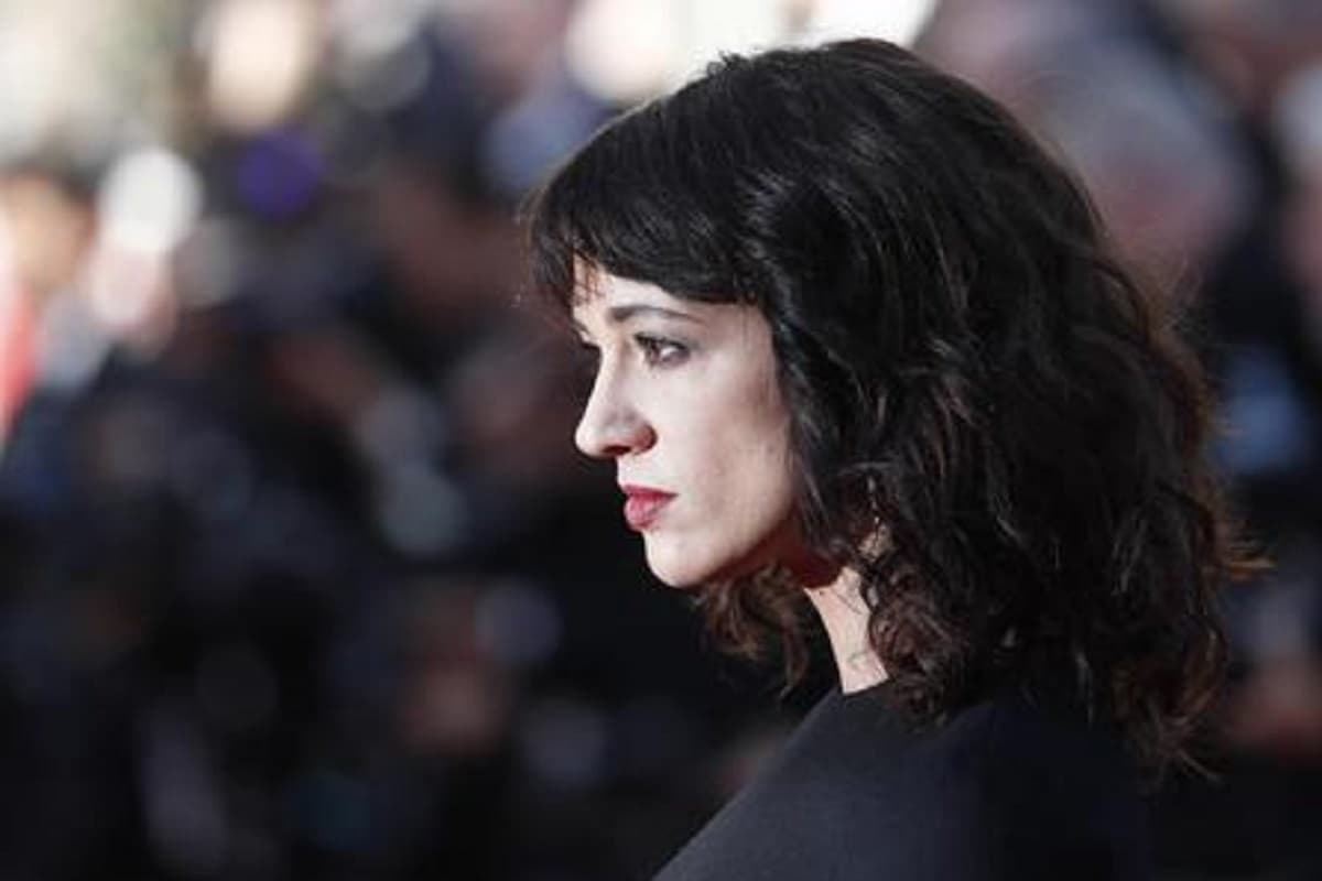 Asia Argento accusa il regista Rob Cohen: "Mi ha drogata con una bottiglia di Ghb e poi stuprata"