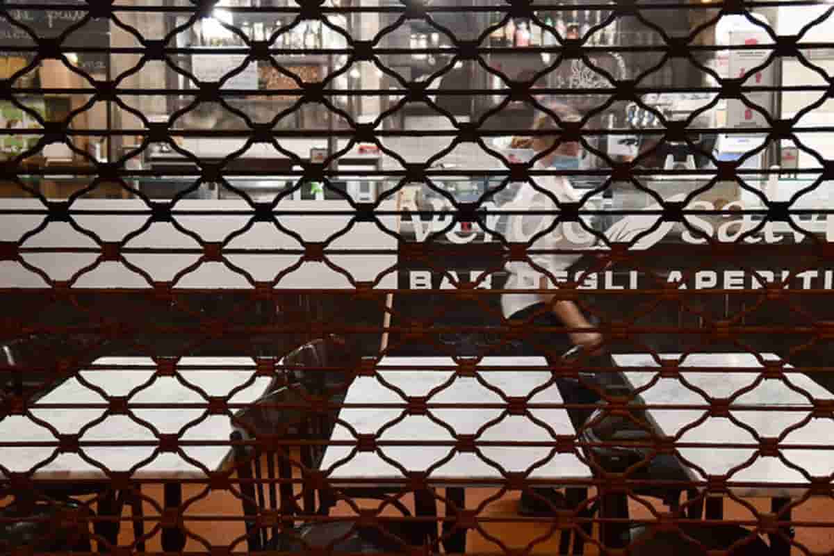 Divieto di vendita da asporto per i bar limitato a bevande e alcolici. Ma chi controllerà ogni bar? Nessuno