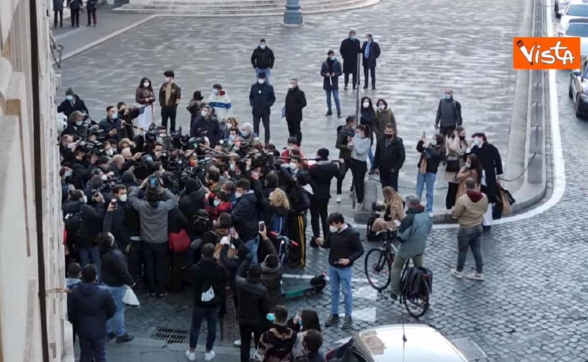Assembramento cronisti Conte Palazzo Chigi