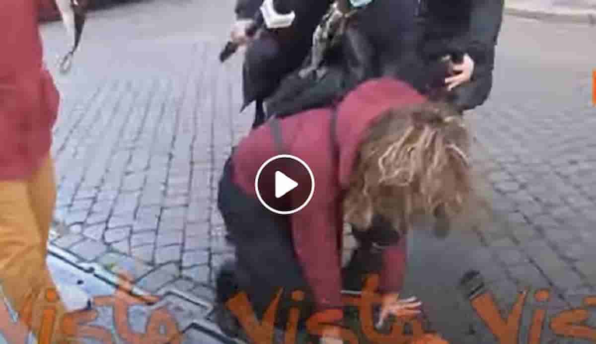 Barbara Lezzi (M5s) cade per strada mentre parla della caduta di Conte per colpa di Renzi VIDEO