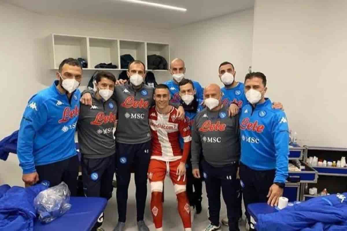 Napoli-Fiorentina, Callejon posa con lo staff azzurro. L'ira dei tifosi viola e la replica della società