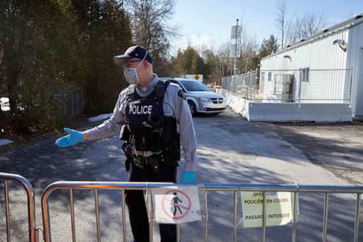 Porta il marito al guinzaglio per aggirare il coprifuoco: "E' il mio cane...". Multata una donna in Quebec