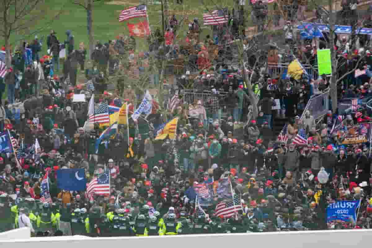 Assalto al Congresso Usa, poliziotto trascinato sulle scale e colpito con un'asta