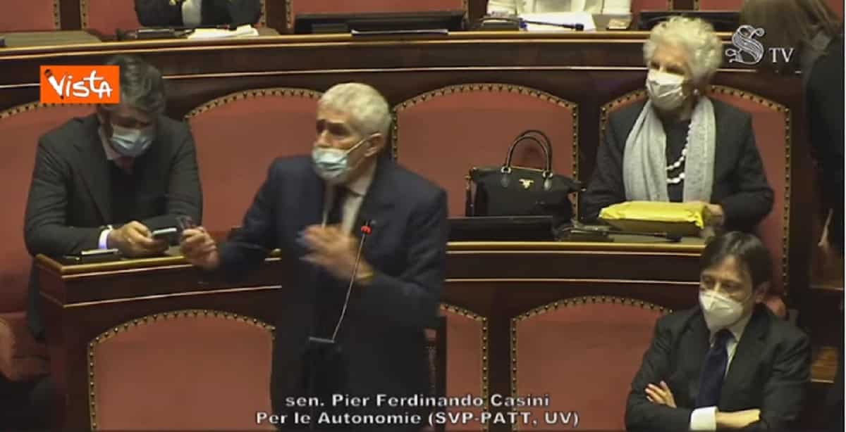 Casini fa la morale a Conte: "Recuperi il rapporto con Italia Viva". Poi dice sì alla fiducia VIDEO