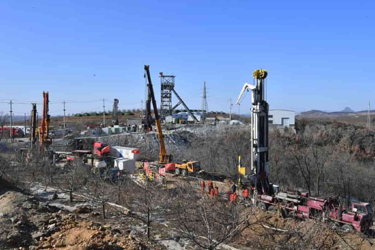 Cina, minatori intrappolati da 12 giorni a 600 metri di profondità. Serviranno altre 2 settimane per il salvataggio