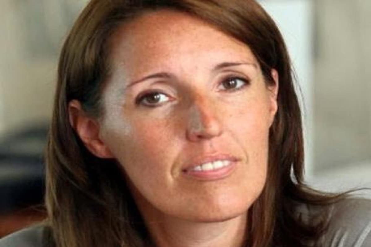 Elena Donazzan, l'assessore all'Istruzione del Veneto canta "Faccetta nera" in radio. Il centrosinistra chiede le sue dimissioni