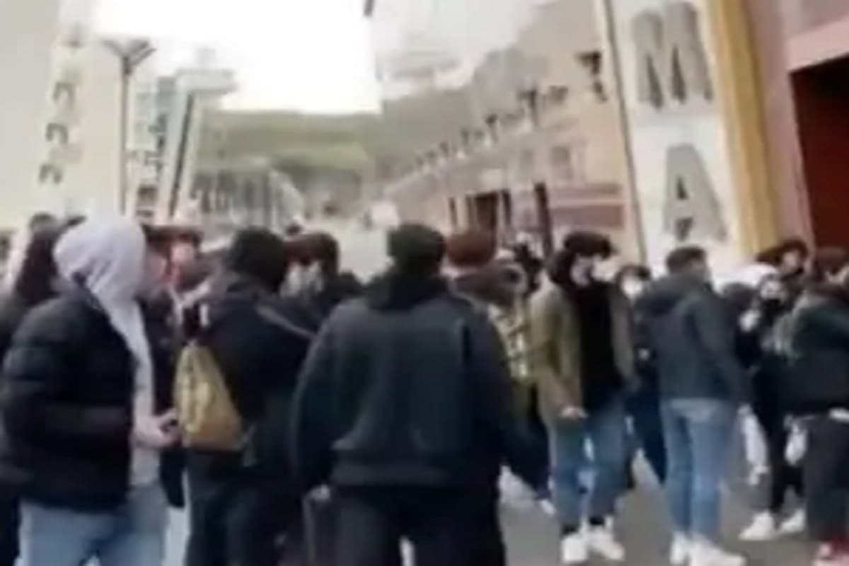 Euroma 2, ragazzini assembrati al centro commerciale per l'uscita delle nuove Nike