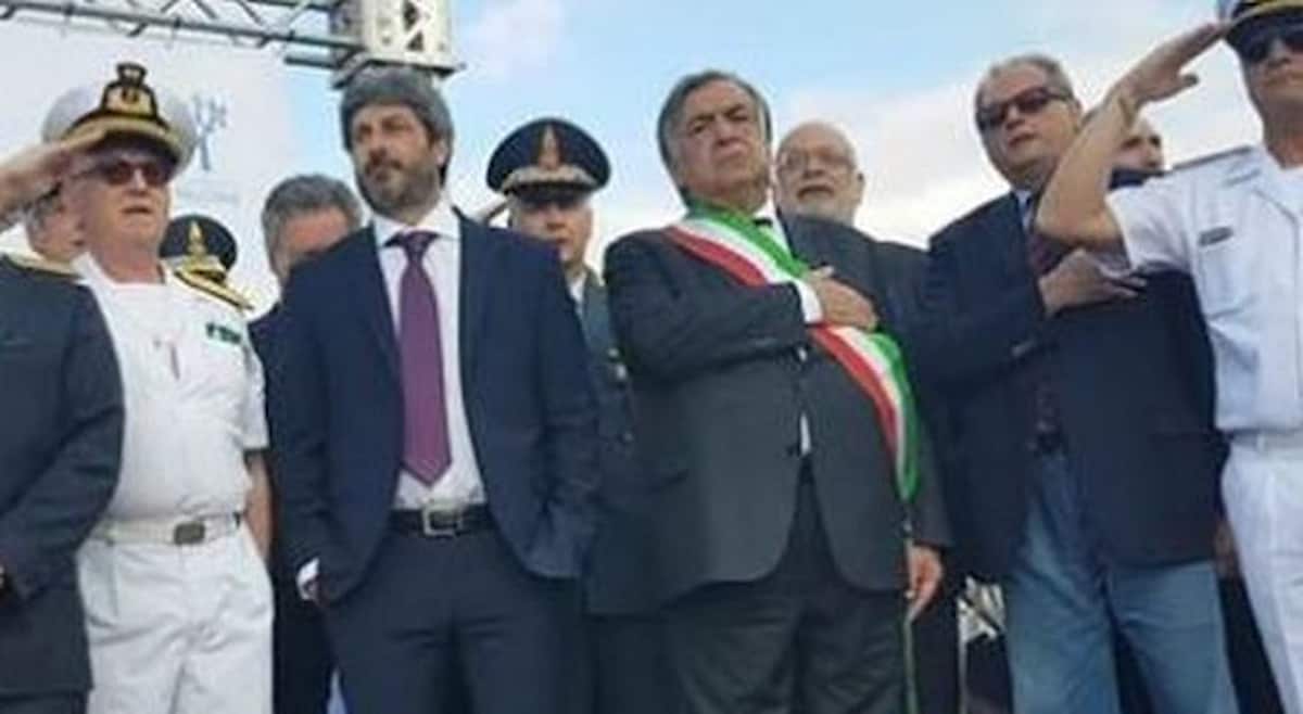 Roberto Fico mani in tasca durante l'inno di Mameli
