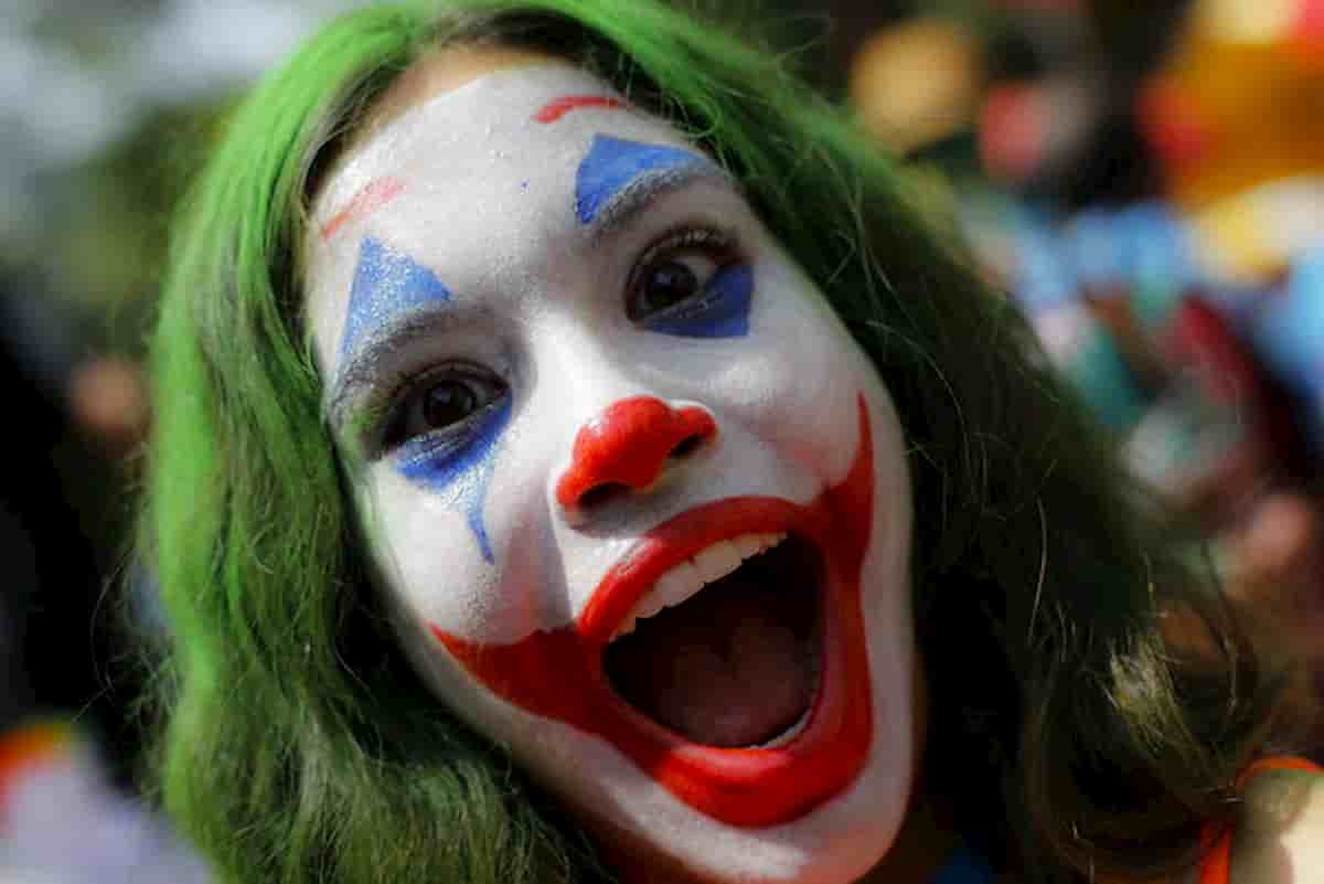 Cernusco sul Naviglio, sfregio su labbra e guancia per imitare ghigno di Joker: ragazzi "sfidano" soglia del dolore