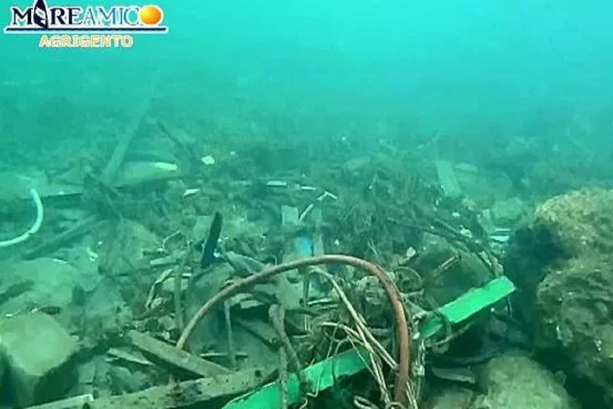 Lampedusa, il fondale del porto è un cimitero delle barche dei migranti. Le operazioni di bonifica