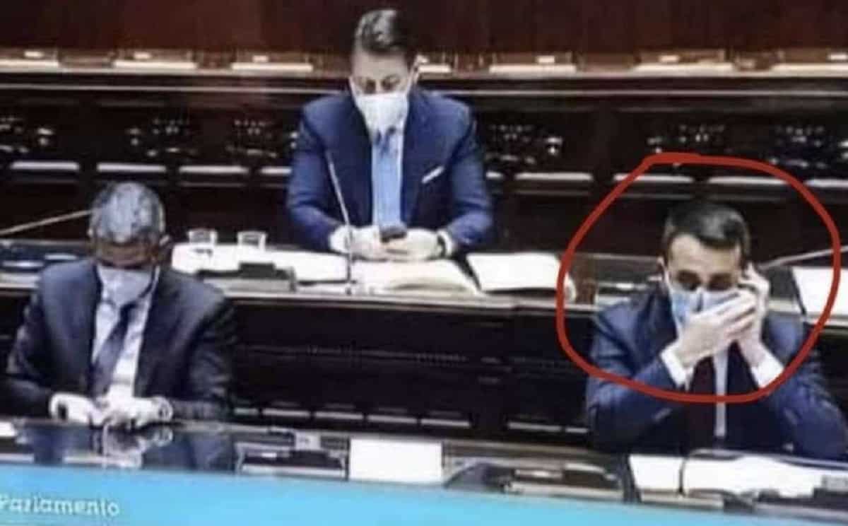 Di Maio copre la mascherina con la mano... per non far leggere il labiale mentre parla FOTO