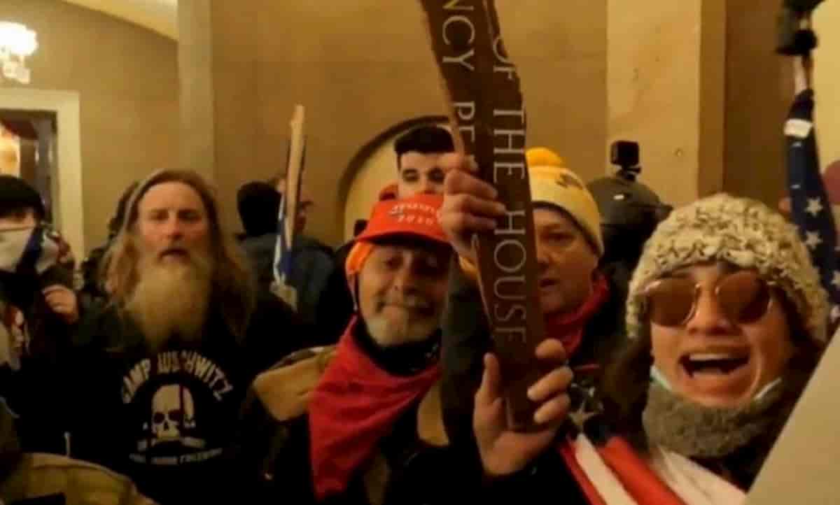 Maglietta pro Auschwitz tra i manifestanti pro Trump a Washington. Non per caso o per eccesso