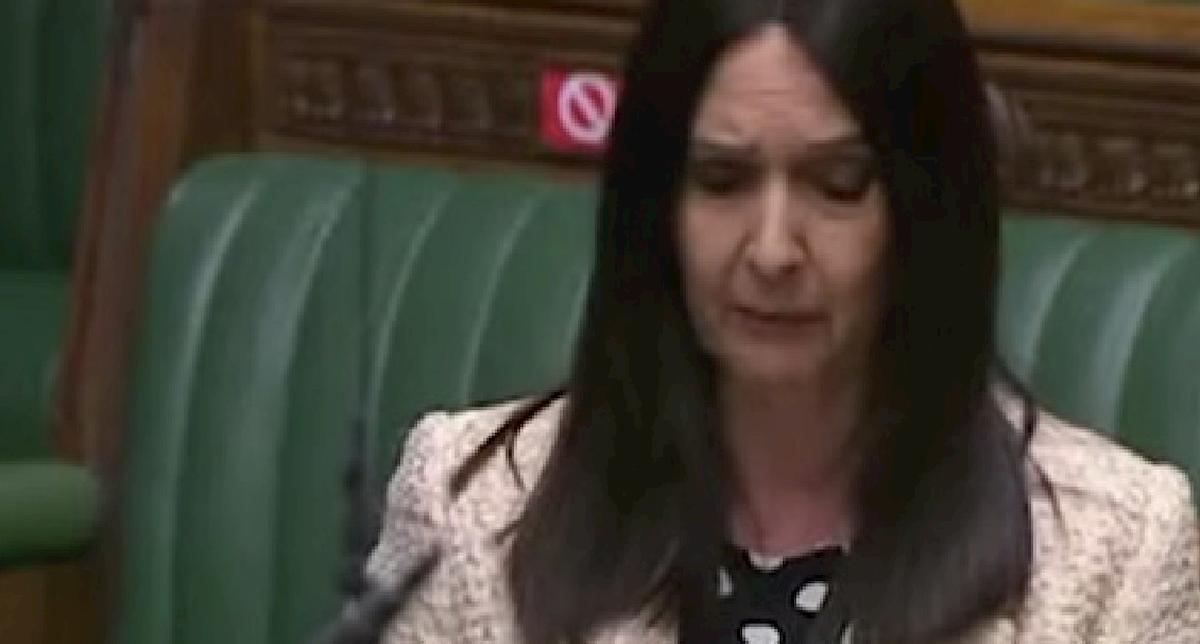 Margaret Ferrier arrestata, la deputata scozzese aveva viaggiato in treno positiva Covid