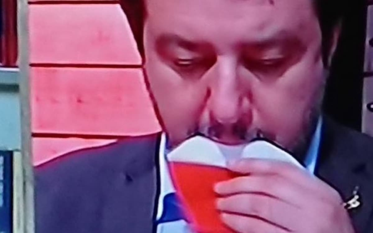 Salvini si toglie la mascherina e la mette in bocca
