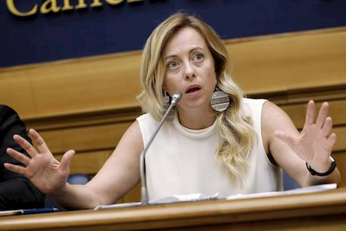 Meloni, leader della destra, sgama Renzi: Giorgia vuole le elezioni, Matteo le teme più del covid