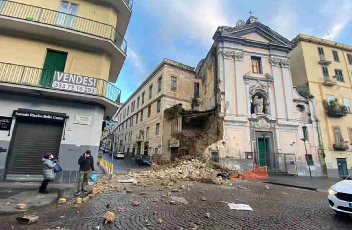 Napoli, crollo piazza Cavour: cede una parte della facciata della chiesa del Rosariello