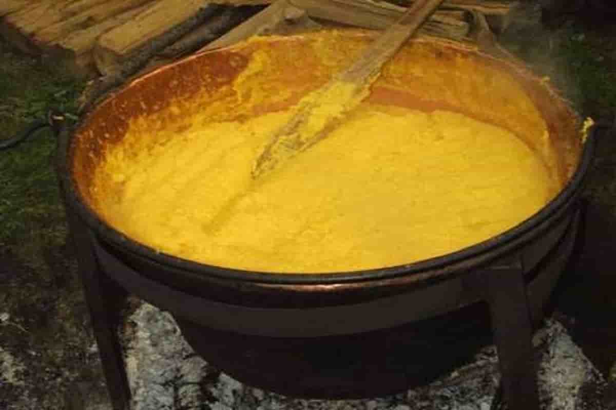 Tre elicotteri si alzano in volo e atterrano al rifugio per prendere... della polenta da asporto