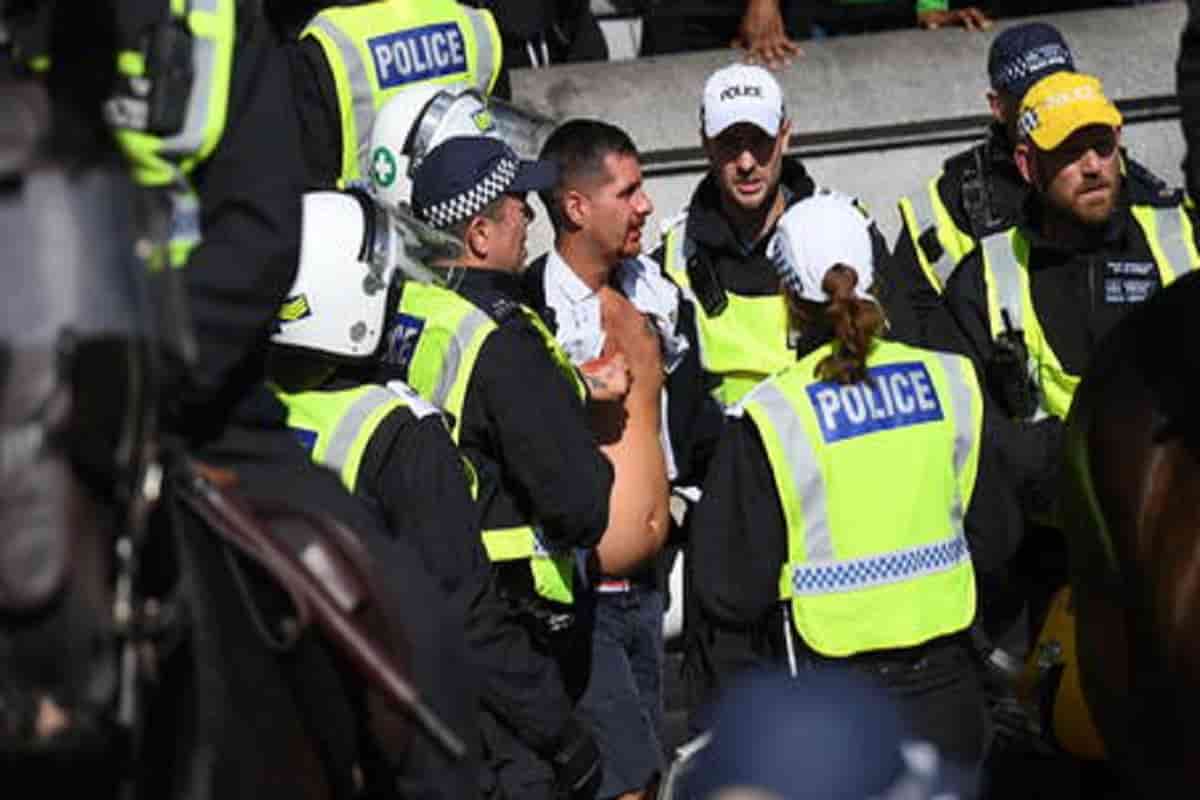 Uccide il figlio disabile soffocandolo con una spugna