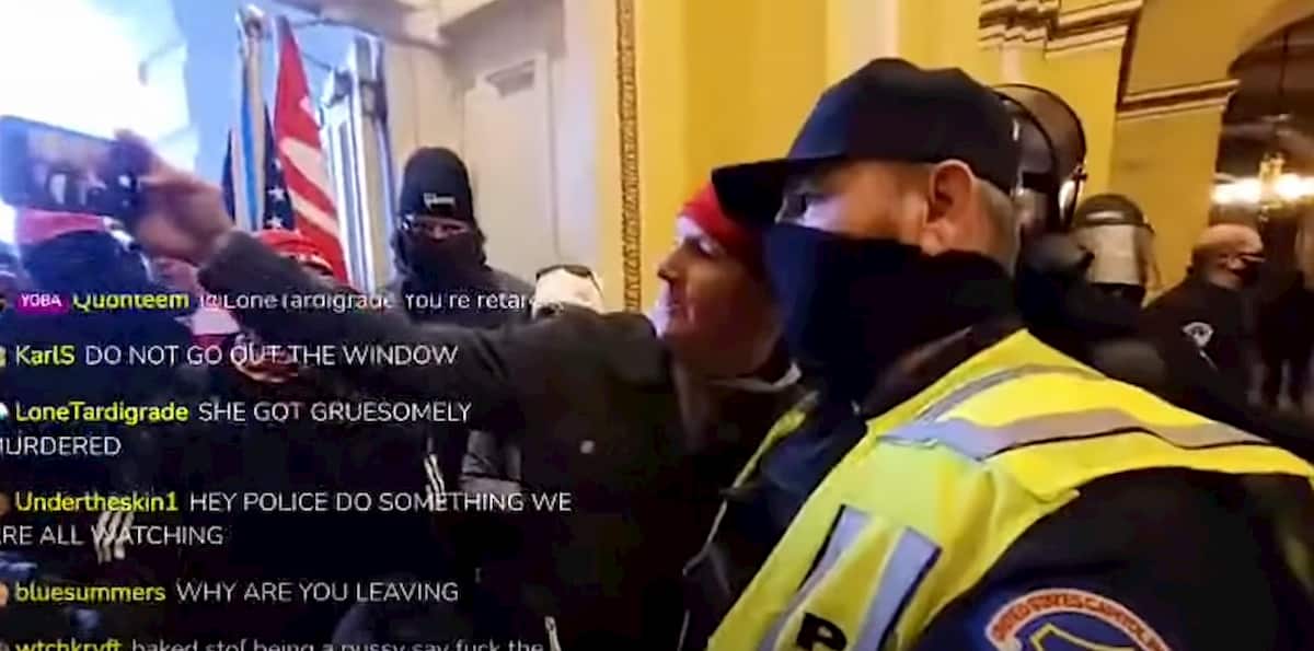 Assalto Congresso Usa poliziotto selfie