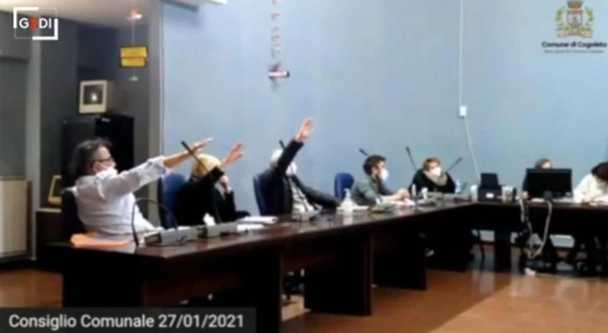 Saluti romani in consiglio comunale a Cogoleto nel Giorno della Memoria ma tre consiglieri smentiscono