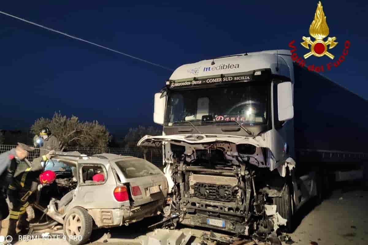 Siracusa, scontro auto-tir sulla Pachino-Rosolini: morti tre braccianti