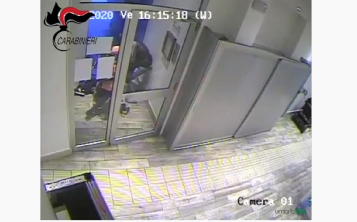 Terni, disabile preso a calci e pugni per rubargli il portafogli: arrestati un 42enne e una 20enne VIDEO