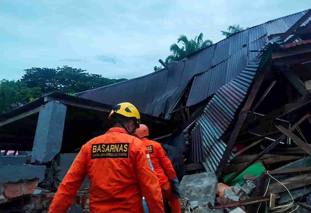 Terremoto Indonesia oggi a Sulawesi: magnitudo 6.3, decine di morti e feriti, crollati ospedale e hotel