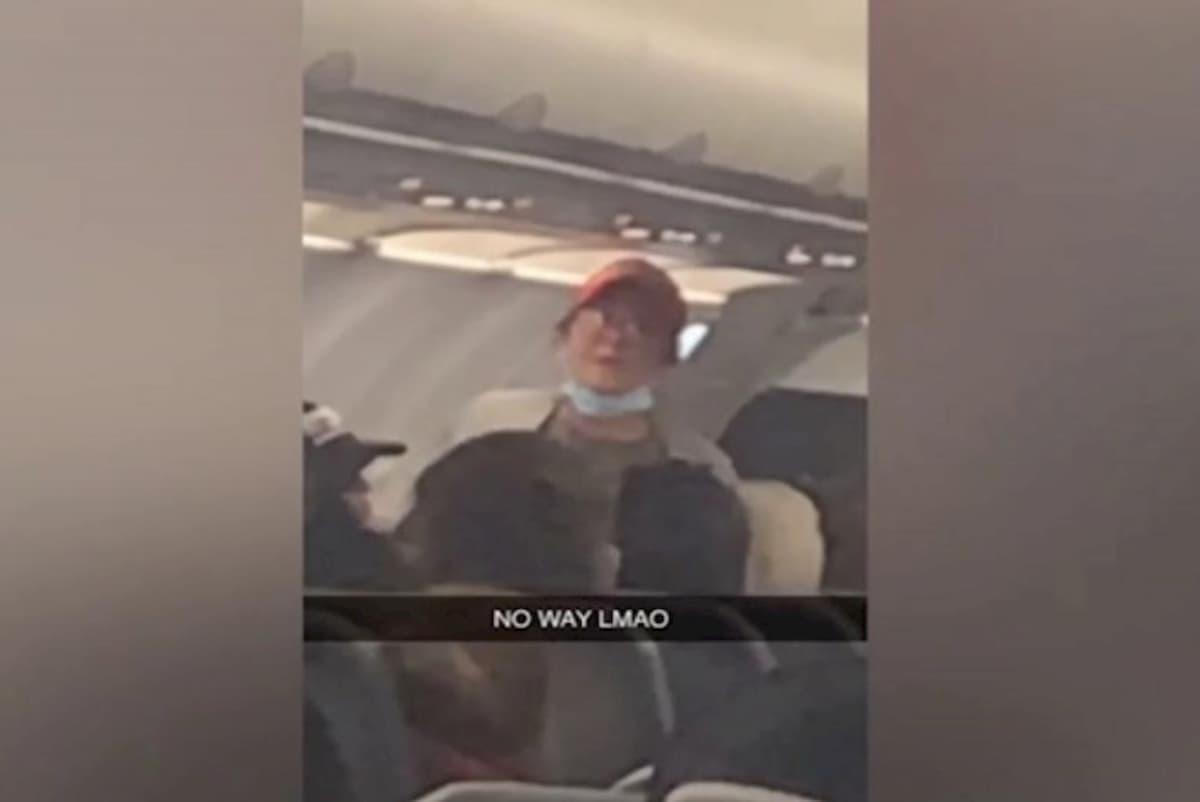 Sostenitrice Trump senza mascherina aereo