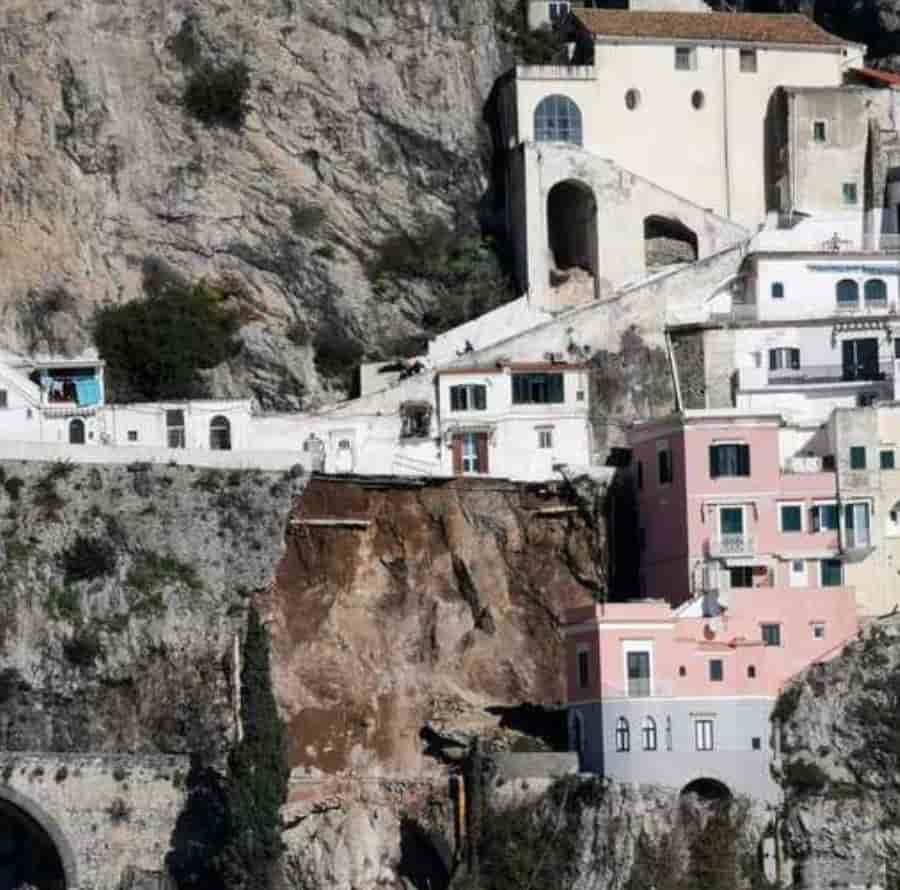 Amalfi, frana sulla statale e sul lungomare: travolte diverse auto parcheggiate. Case senza acqua né gas