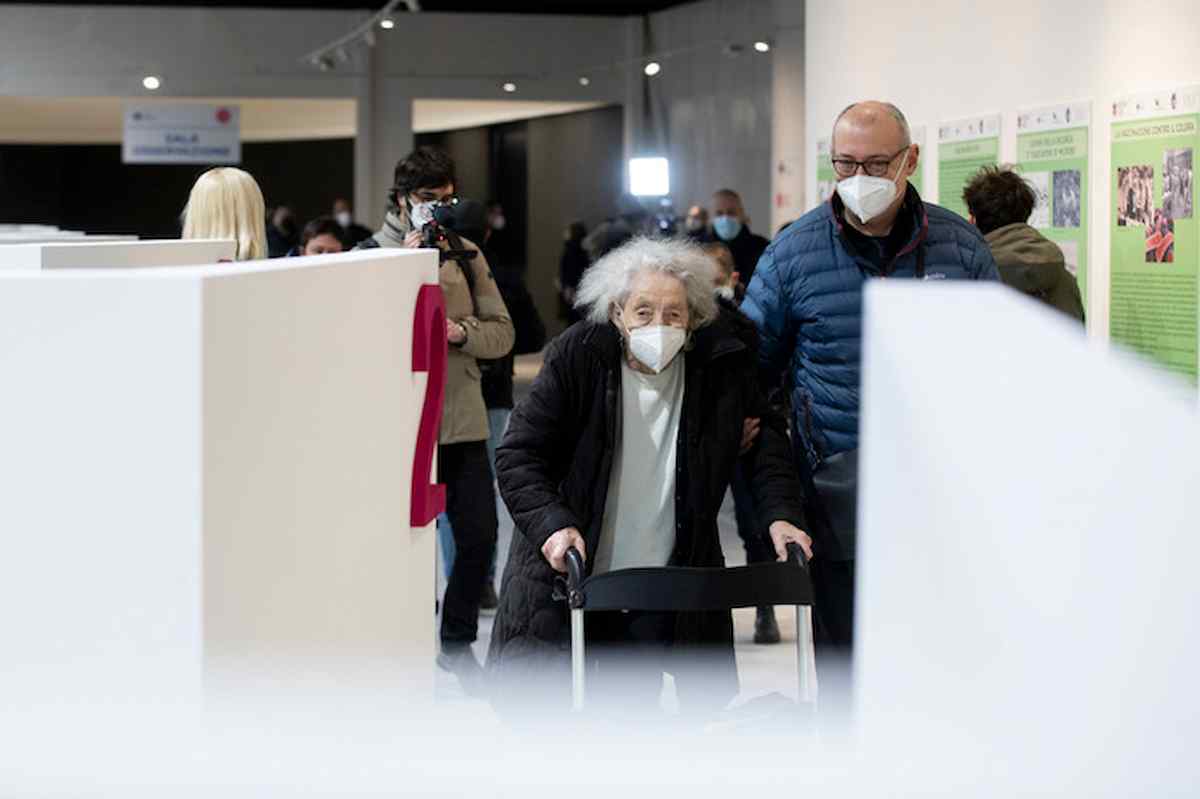 Regione Lombardia, caos vaccino per gli over 80: ore in coda sul sito per prenotarsi e accesso negato