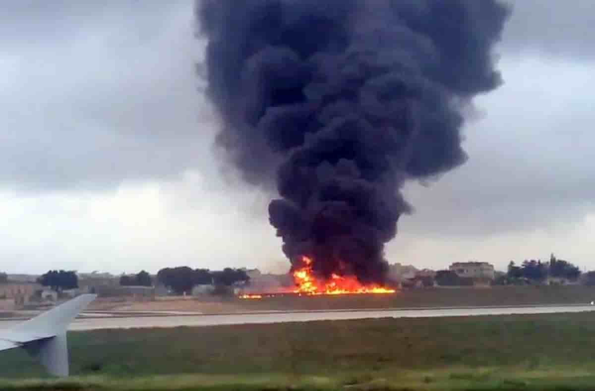 Arabia Saudita: aereo di linea prende fuoco all'aeroporto di Abha dopo attacco dei ribelli Houthi