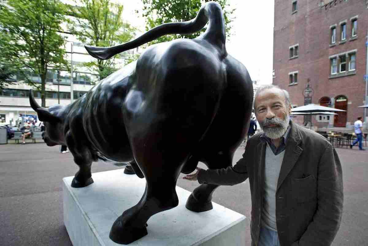 Arturo Di Modica è morto: lo scultore del toro di Wall Street stroncato da una lunga malattia. Aveva 80 anni