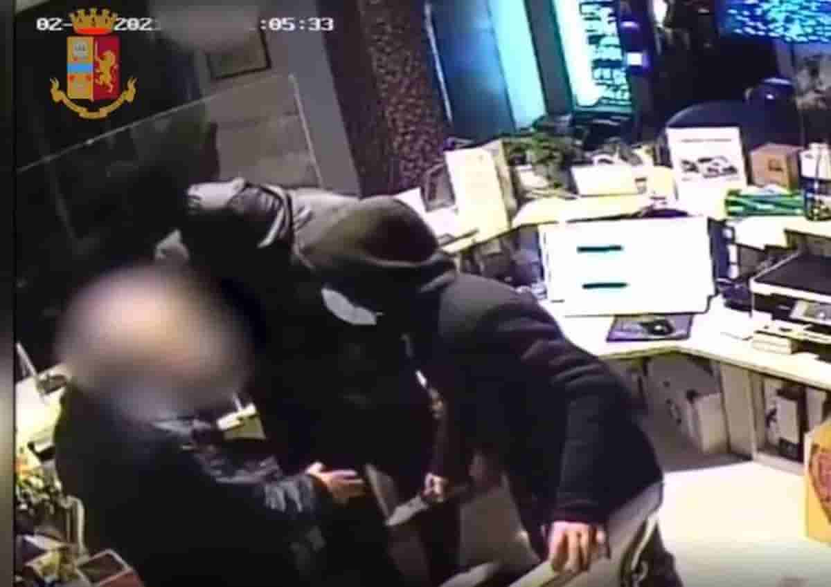 Torino, baby gang sequestra portiere (con i polsi legati) e rapina albergo in centro: poi la fuga in monopattino