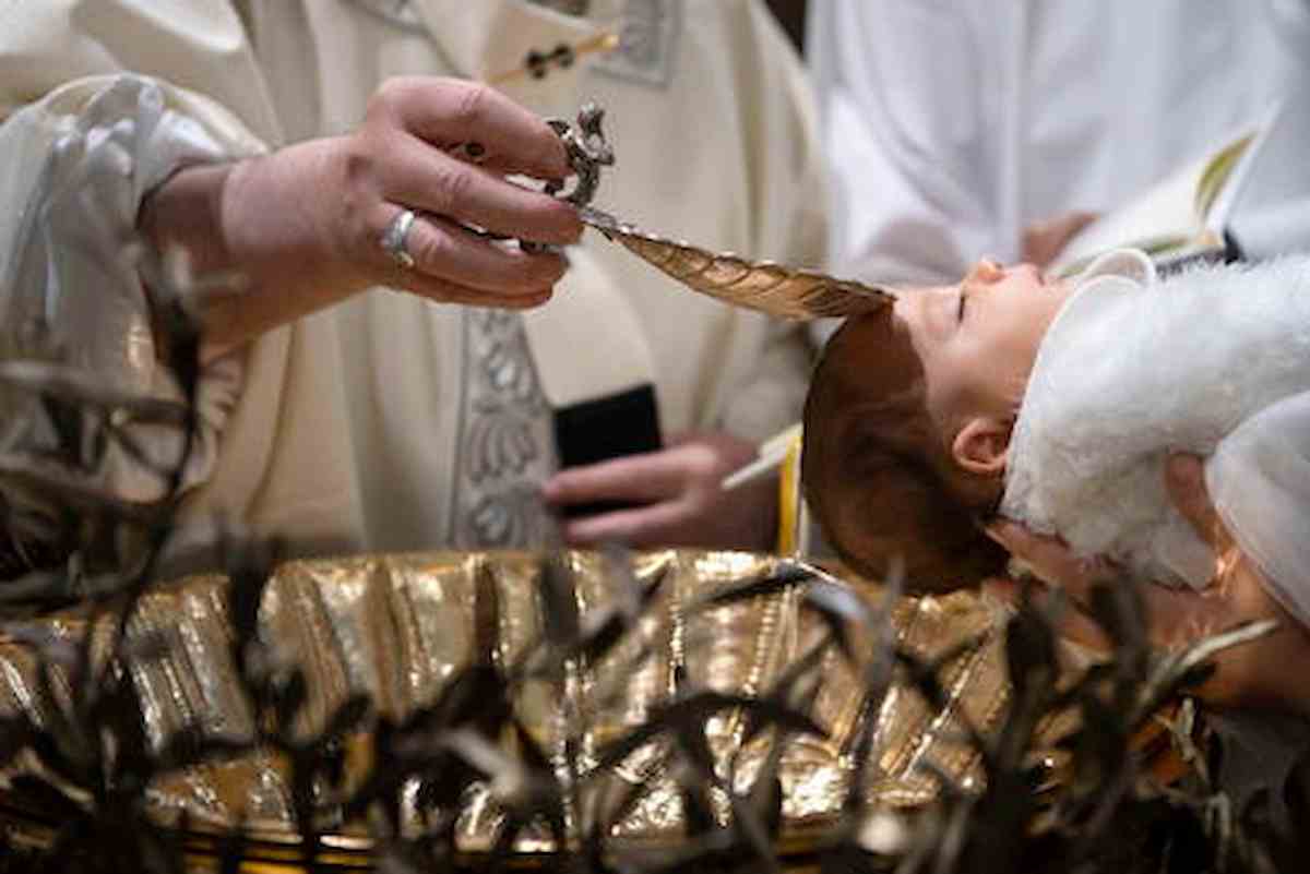 Romania, neonato muore annegato durante il battesimo: il sacerdote lo ha immerso nell'acqua santa tre volte